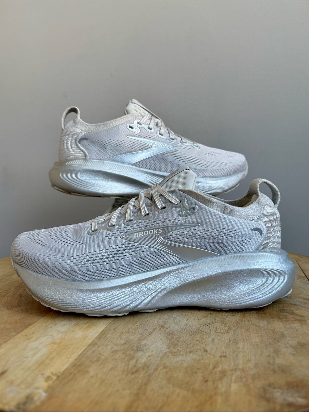 Brooks Adrenaline GTS 25 Silver Metallic Chrome Running Shoes Size 9.5 B